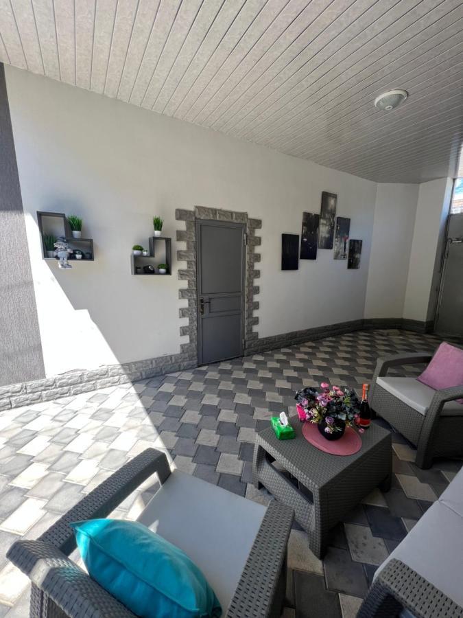 Cool Blue Interior Self Check In Apartment Erevan Exterior foto